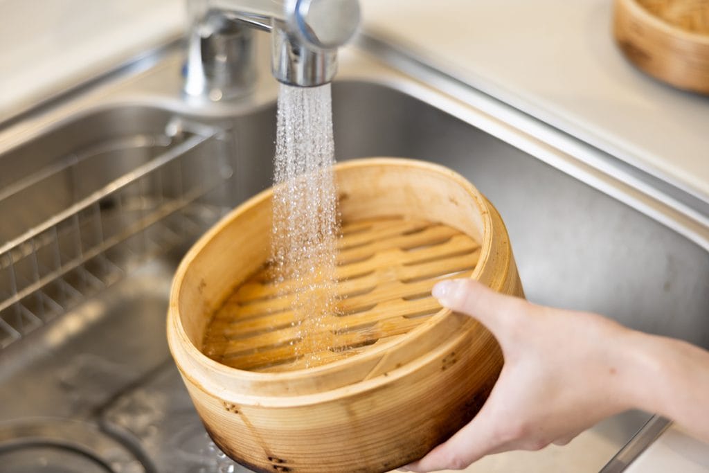 【基本のせいろの使い方① 準備編】 水でぬらす