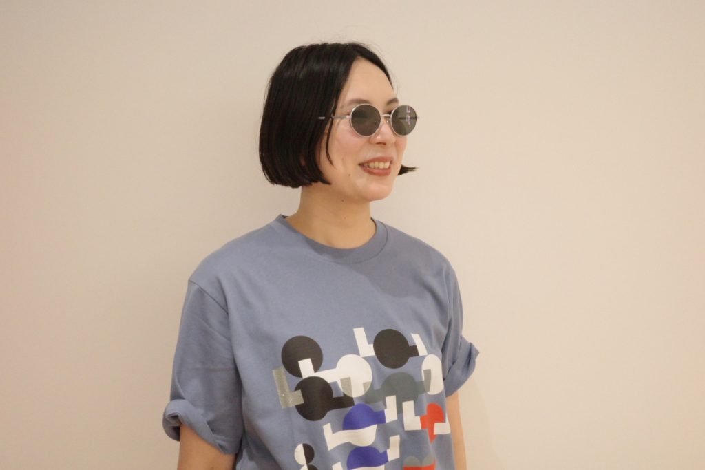 黒髪ボブの40代女性に似合うユニクロのサングラス。70年代風の空気が漂うオーバルサングラス