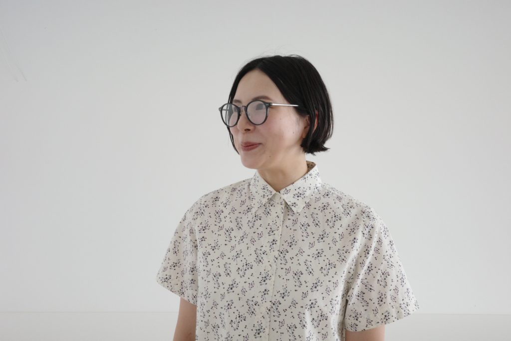 40代女性に似合うユニクロのサングラス。知的なボストンフレームで清潔感UP！