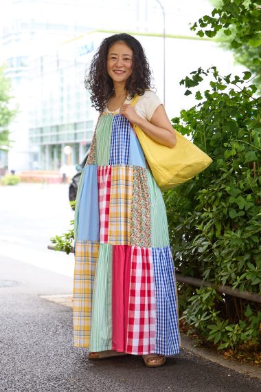 フリーダ ディレクター 小笠原希帆さんの私服ファッションスナップ。色も柄も自由に楽しむ！ 大人のためのカラフルワンピースの装い