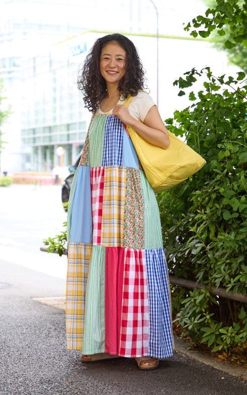 フリーダ ディレクター 小笠原希帆さんの私服ファッションスナップ。色も柄も自由に楽しむ！ 大人のためのカラフルワンピースの装い