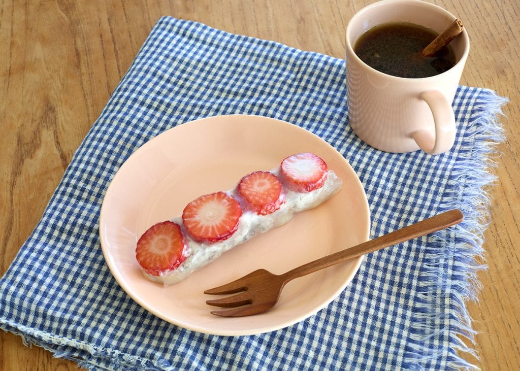 おうちカフェ風スイーツ＆ドリンクレシピ　いちごとバナナのスイーツ生春巻き＆シナモンコーヒー