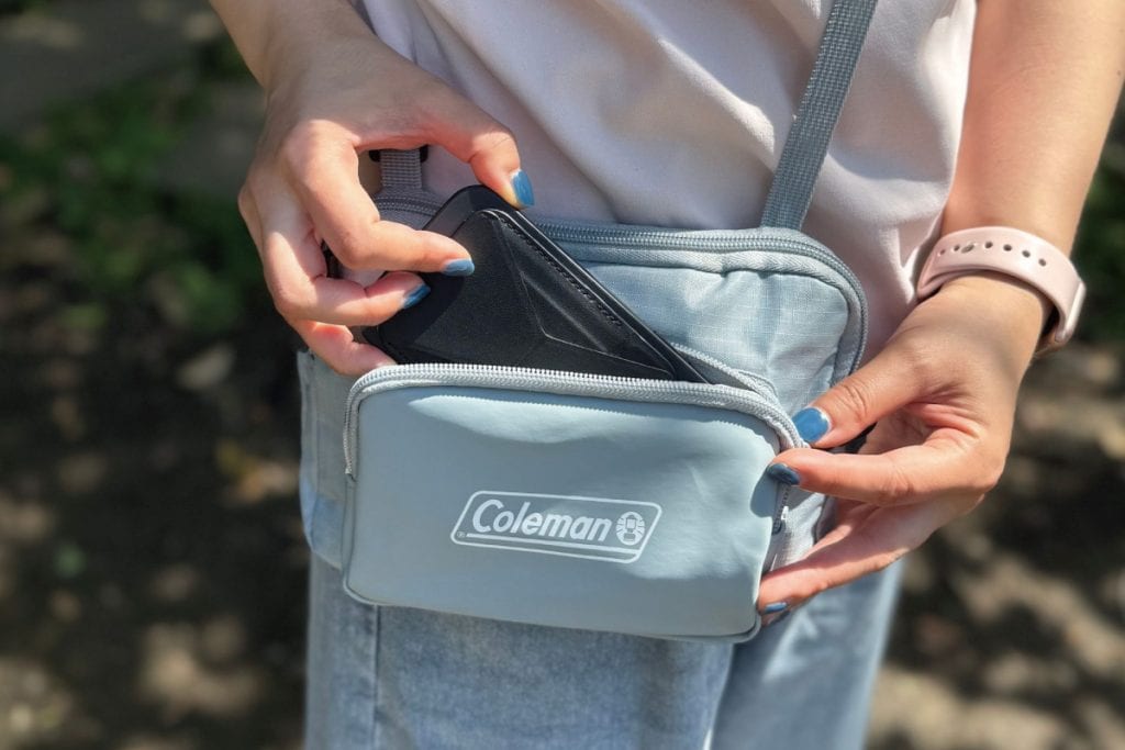 スマホが入る前面ポケット
