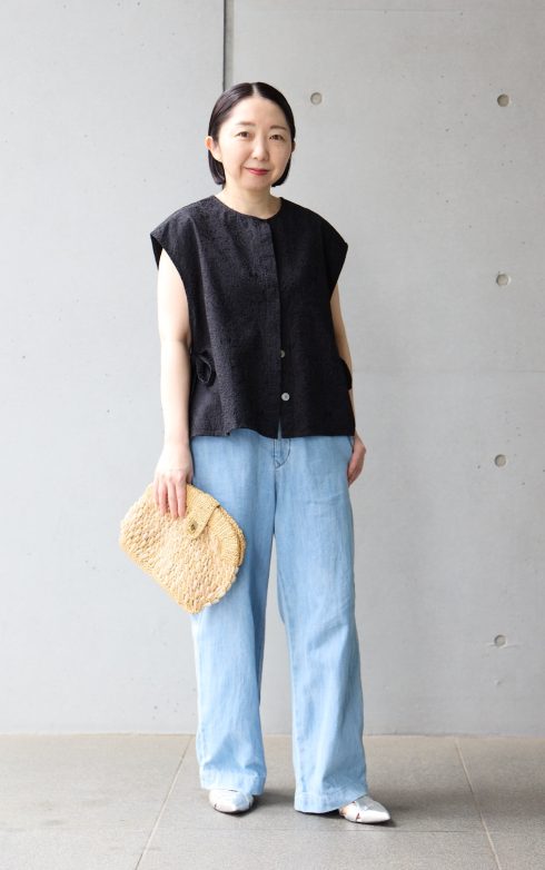 アデュー トリステス／ロワズィール PR 山野内裕紀子さんの私服ファッションスナップ。夏の黒を軽やかに！ 刺しゅうブラウス×デニムで作る大人の涼感カジュアル