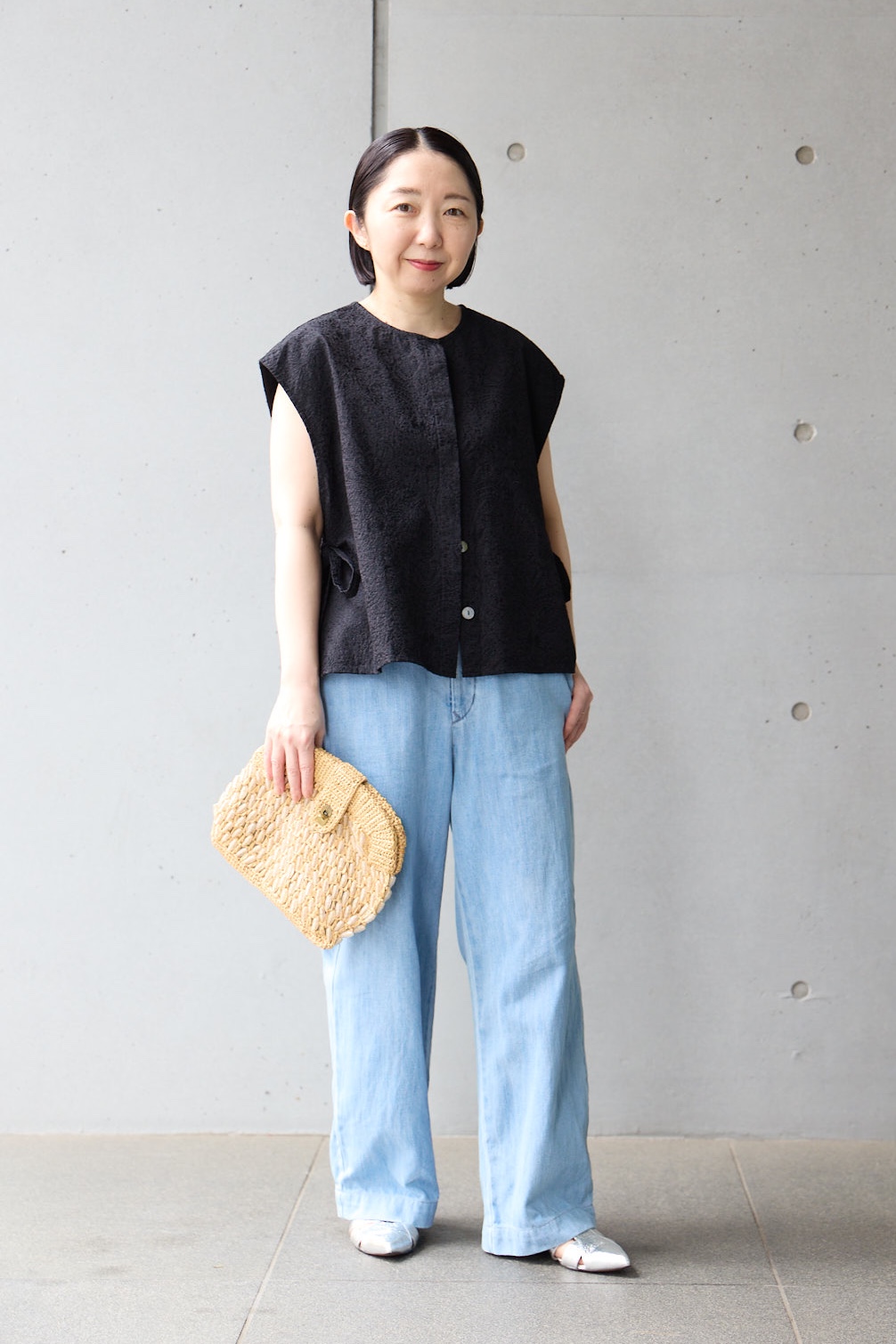 アデュー トリステス／ロワズィール PR 山野内裕紀子さんの私服ファッションスナップ。夏の黒を軽やかに！ 刺しゅうブラウス×デニムで作る大人の涼感カジュアル
