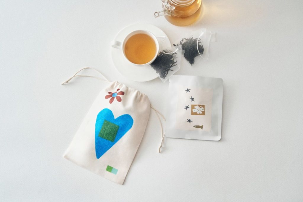 東京駅のおすすめ手土産〈フェアリーケーキフェア〉Tiny Pocket Collage 和紅茶と巾着のセット