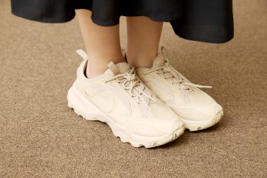 ナイキのスニーカーは紐の結び方を工夫して、脱ぎ履きも簡単に。