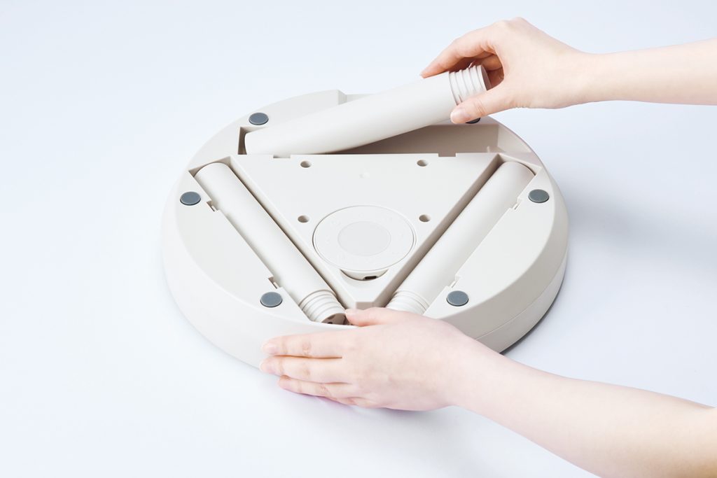 ＜レコルト＞のコードレス サーキュレーション扇風機は、リモコンが本体正面に収まるので、場所をとらず収納可能！