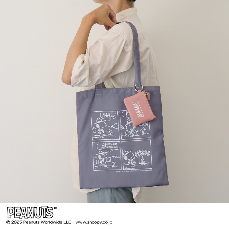 スヌーピー×コールマンのトートバッグは、長めのショルダーストラップで肩掛けしやすい！