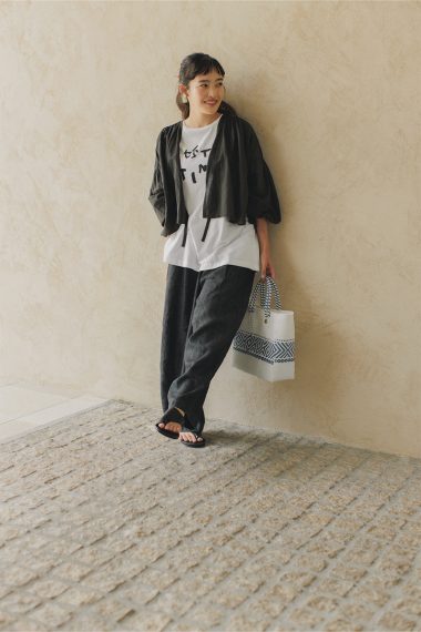 ネストローブと清水みさとさんのコラボアイテム「シアーコットンケープブラウス」は一枚あるだけで便利！