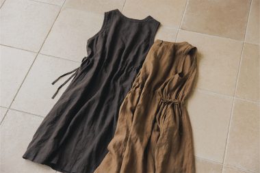 クルーネックリボンドレスは、ブラックとブラウンの２色展開！