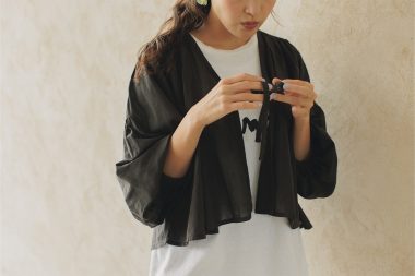 「シアーコットンケープブラウス」は袖の贅沢ギャザーが上品！