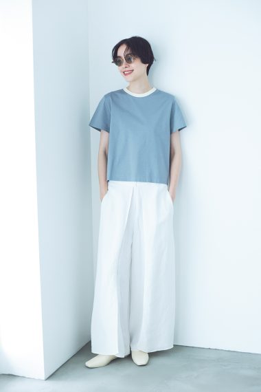 大人はアウトして着られる短め丈のTシャツがベスト！