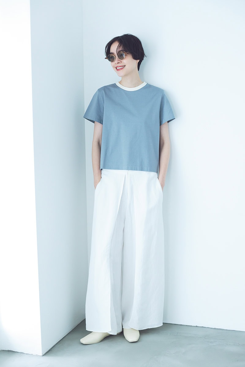 大人はアウトして着られる短め丈のTシャツがベスト！