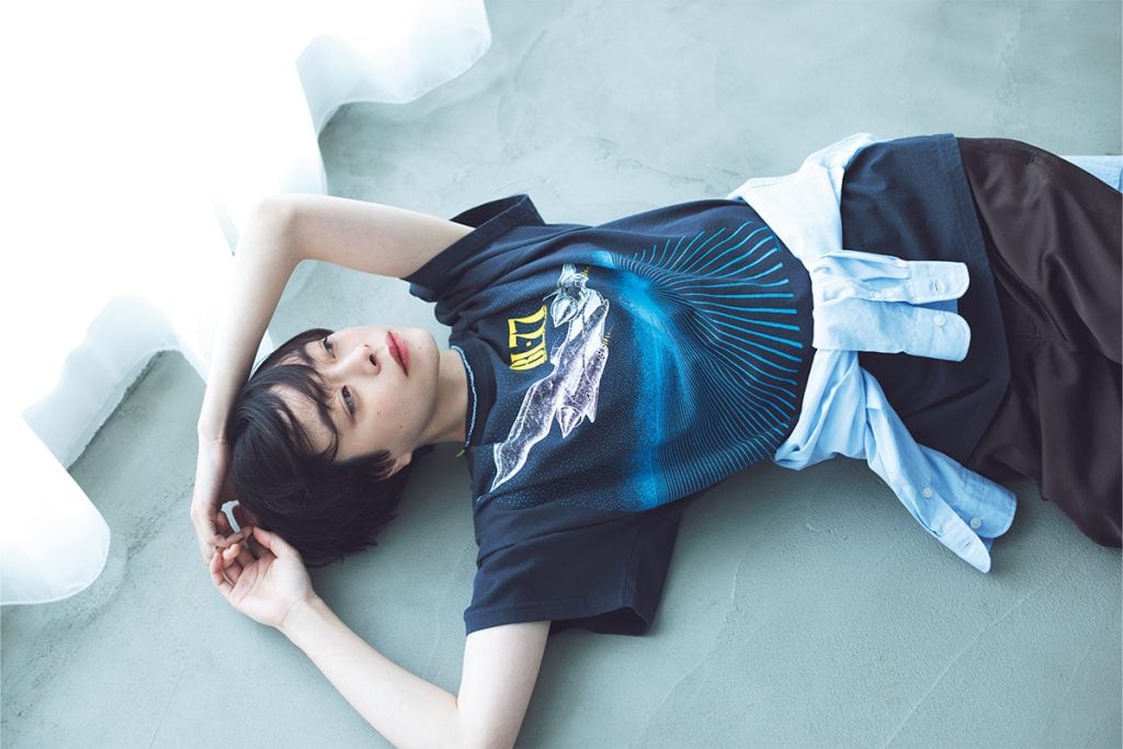 宇宙を飛ぶスペースシャトルのグラフィックが主役のTシャツで視線を集めて！