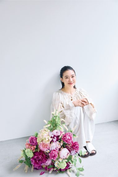 「めくるときの手触りや持ったときの重みは“紙の雑誌”だからこそ、味わえる感覚」と話す蒼井優さん