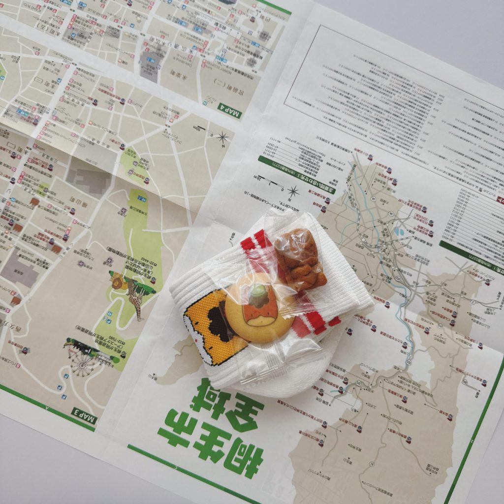 旅行先の地図を使ったお土産ラッピング 包み方