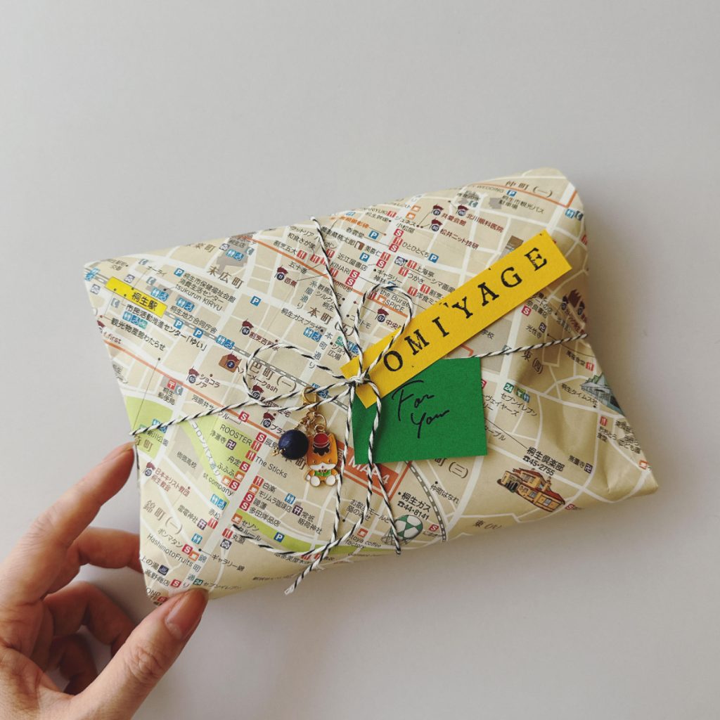 旅行先の地図を使ったお土産ラッピング　完成図