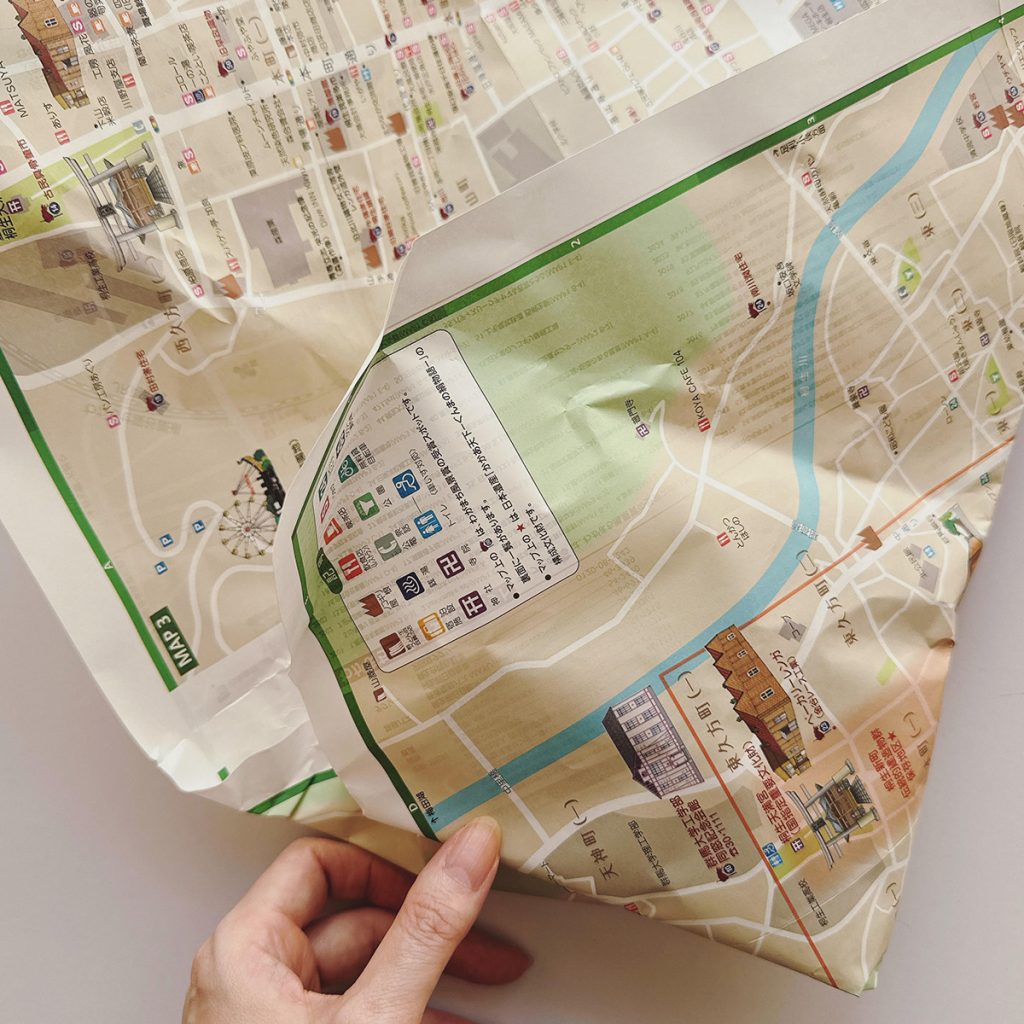 旅行先の地図を使ったお土産ラッピング 包み方