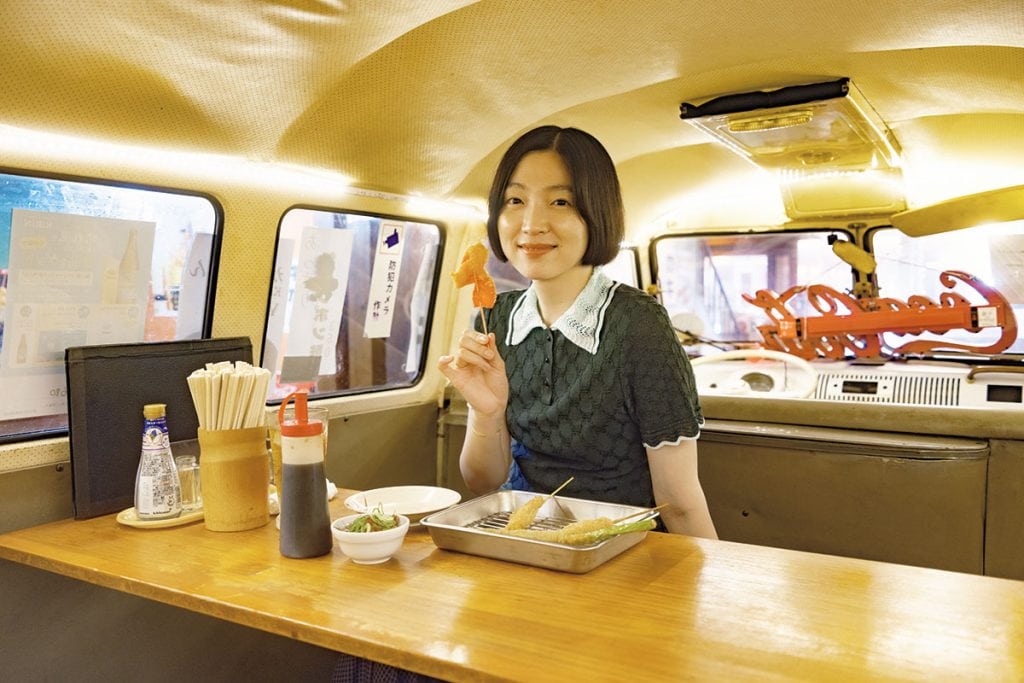 「OMO7大阪（おも） by 星野リゾート」の「めっちゃ串かつどっぷりツアー」の新世界おやじの串や
