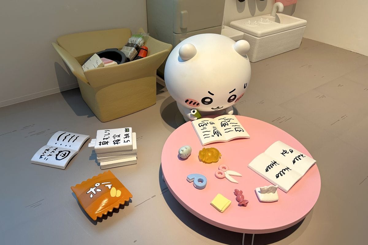 ちいかわの家の中では、一生懸命資格取得のための勉強に励むちいかわが。