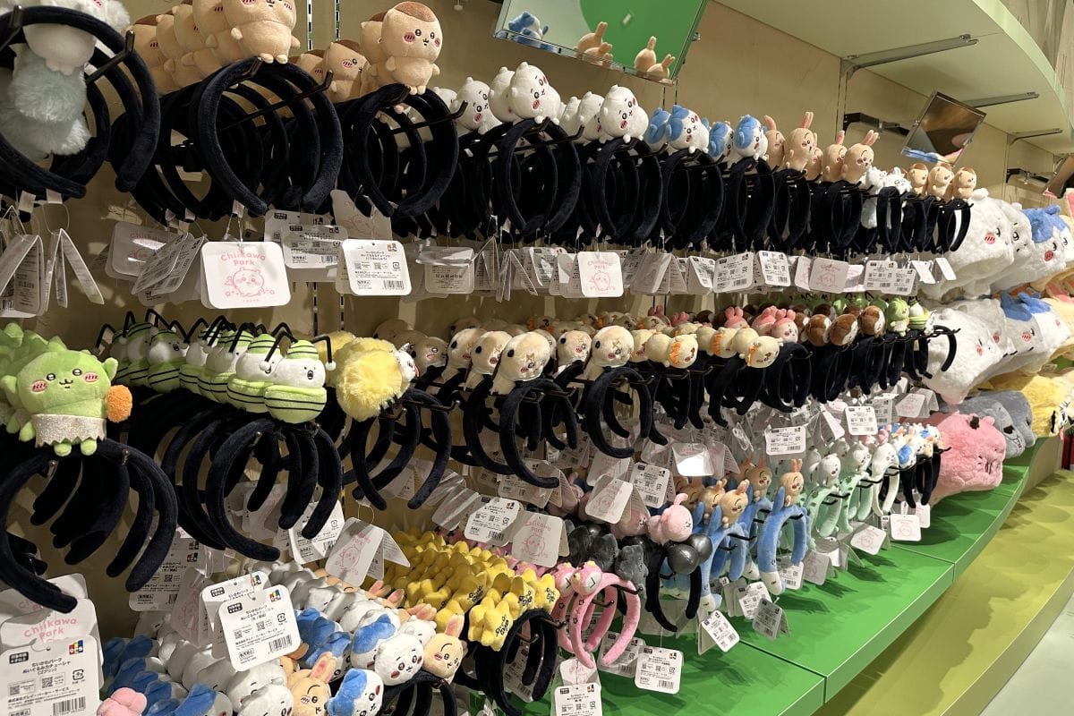 ちいかわパーク1階にあるカチューシャ限定ショップ。定番キャラからレアキャラまで、さまざなまカチューシャがずらりと並びます。