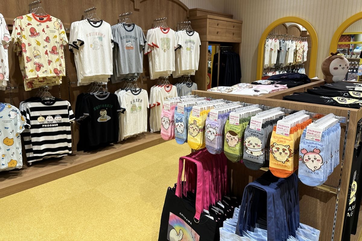 ちいかわのアパレルグッズも、ソックスからTシャツ、トートバッグなど種類豊富にラインナップ