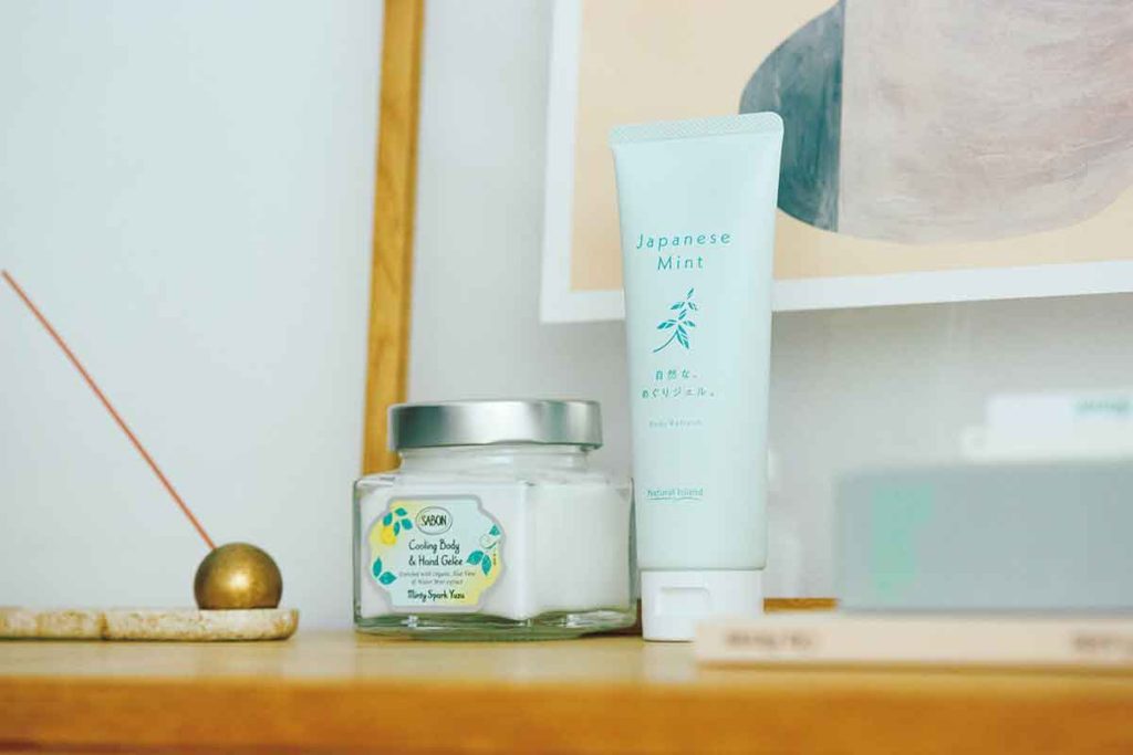 （右）ナチュラルアイランド　自然な、めぐりジェル。、（左）SABON　ボディ＆ハンドジュレ スパークリング・ユズ