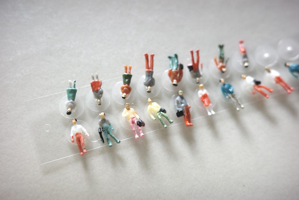 旅先で購入した海外の手芸パーツやネイルパーツを組み合わせて作った、オリジナルの耳ツボシール。アクセサリー感覚で楽しめるのがいい