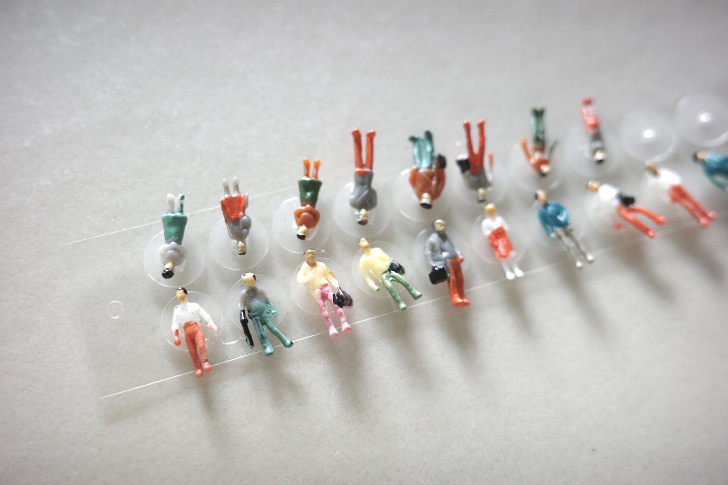 旅先で購入した海外の手芸パーツやネイルパーツを組み合わせて作った、オリジナルの耳ツボシール。アクセサリー感覚で楽しめるのがいい