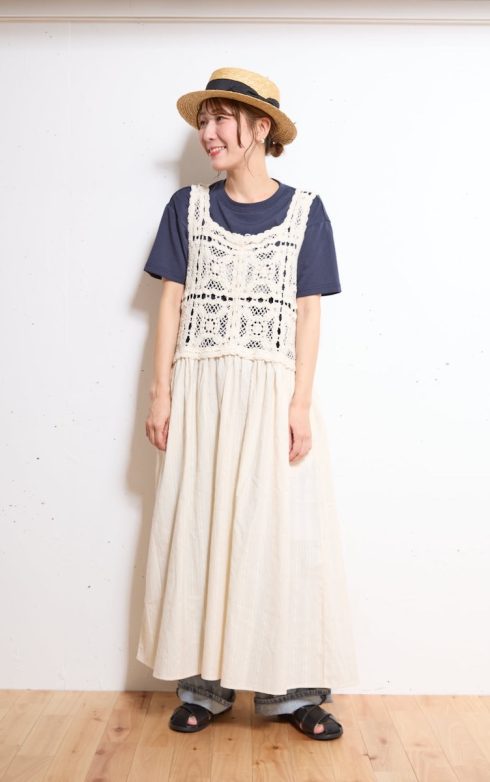 サマンサ モスモス プレス 菊地 愛さんの私服ファッションスナップ。かぎ針編みのビスチェワンピースを主役にした、夏のナチュラルレイヤード