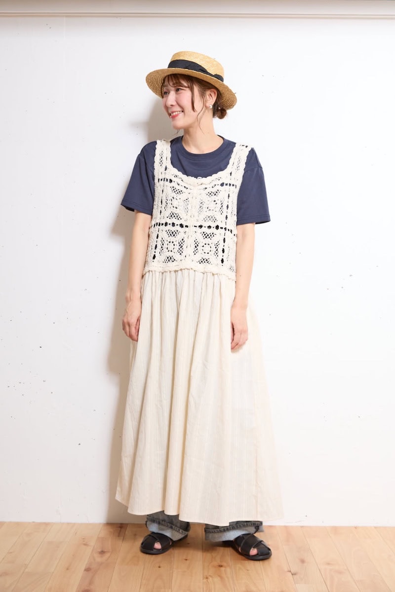 サマンサ モスモス プレス 菊地 愛さんの私服ファッションスナップ。かぎ針編みのビスチェワンピースを主役にした、夏のナチュラルレイヤード