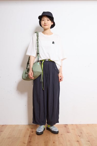 スーパーハッカ 企画 相馬由美さんの私服ファッションスナップ。ポップな刺しゅうと小物を効かせた、モノトーンの大人ストリートスタイル