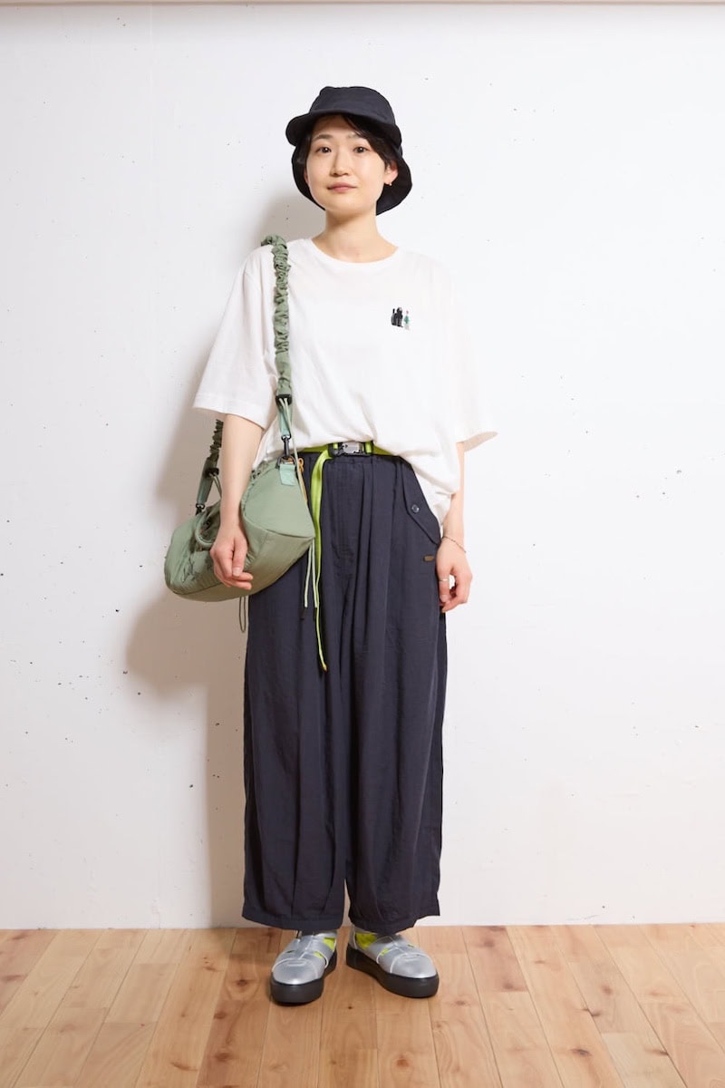 スーパーハッカ 企画 相馬由美さんの私服ファッションスナップ。ポップな刺しゅうと小物を効かせた、モノトーンの大人ストリートスタイル
