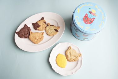 【手土産日記・東京：フェアリーケーキフェア】 個性的な柄が楽しい！ 夏のティータイムのお供にしたい、夏季限定の猫クッキー缶