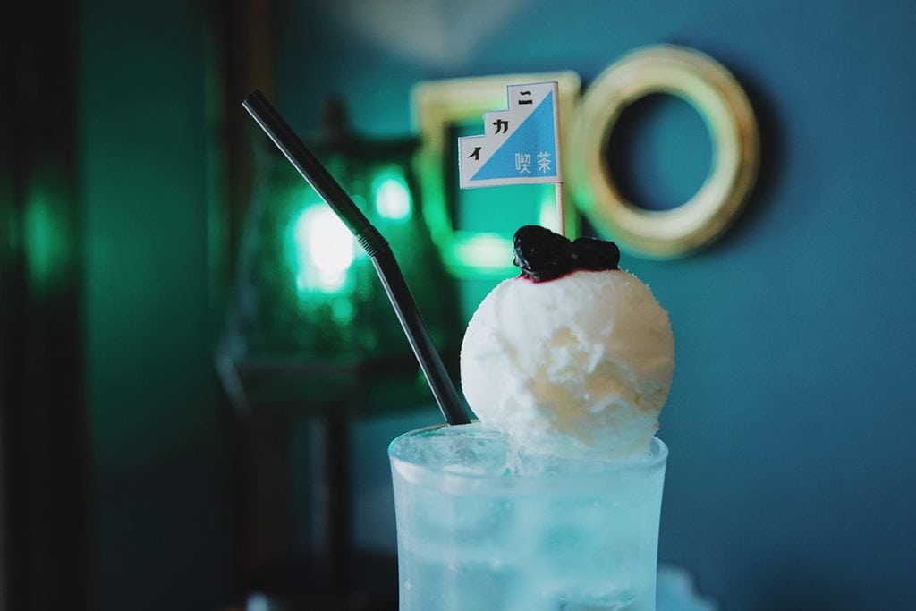 谷中・日暮里にあるカフェ「喫茶ニカイ」の名物メニュー「ニカイのクリームソーダ」