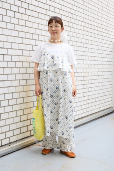 バウエンズ プレス 樋口綾花さんの私服ファッションスナップ。白×青の涼しげなセットアップスタイル。洒落感は小物でプラス！