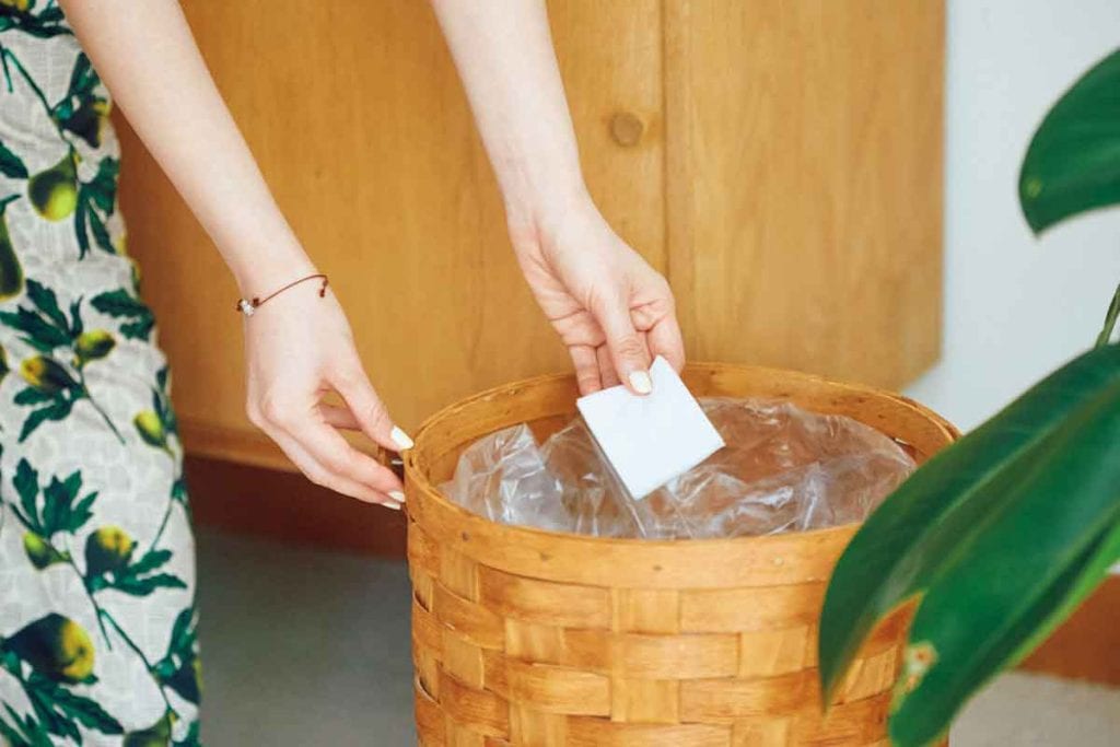 ハッカ油の使い方①ゴミ箱など、ニオイが気になる場所の消臭に