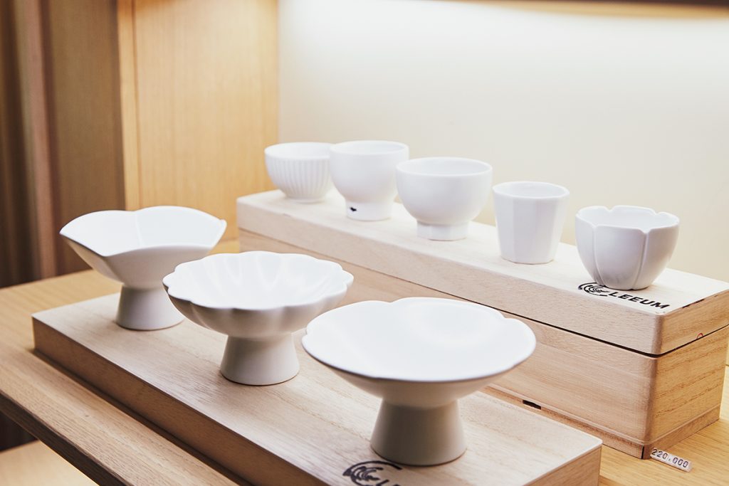 韓国を代表する陶芸家、ジョン・サングンさんの作品。
