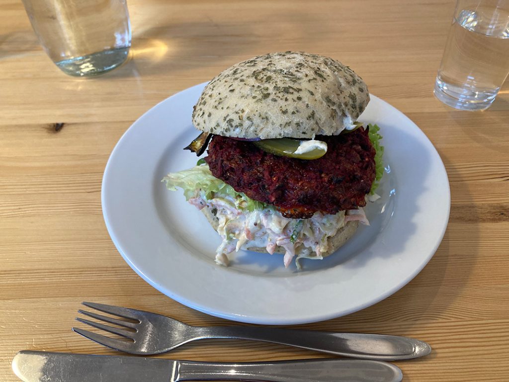 デーツを使ったハンバーグのヘルシーなハンバーガー