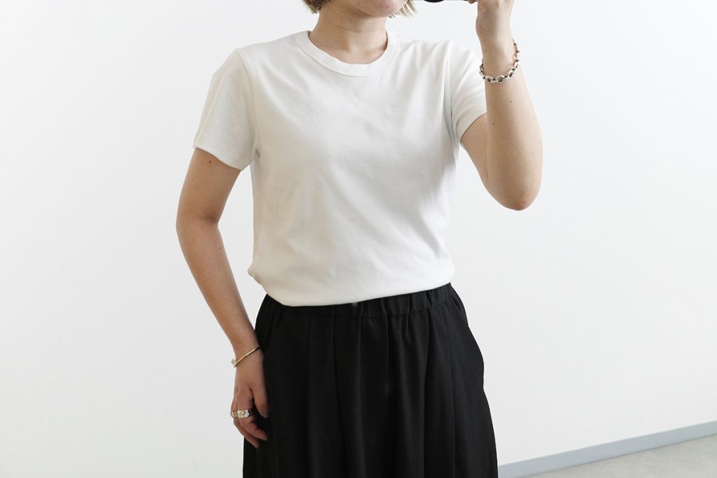 無印良品の白Tがおすすめな理由は、着心地よく汗じみを目立たせず、ひんやり気持ちいい素材にある