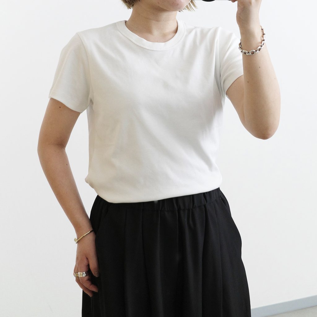 まりんさんが着こなしたのは、無印良品の「婦人 涼感汗じみしにくいクルーネック半袖Tシャツ」