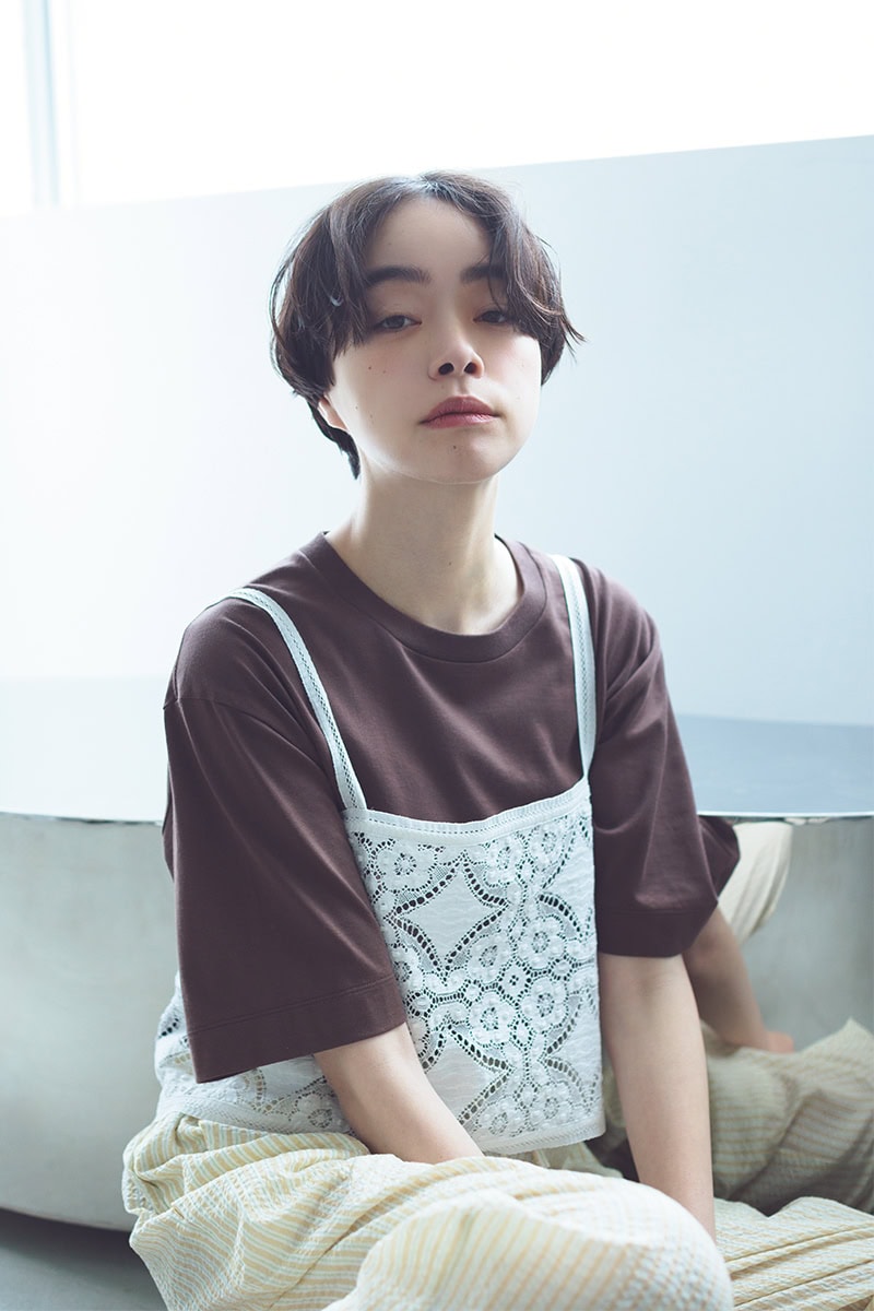 今季は、Tシャツにビスチェやキャミソールで重ね着するのが旬！