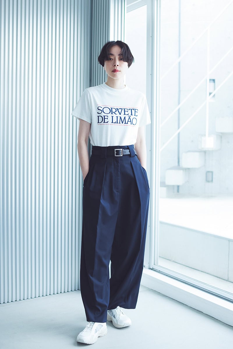 カジュアルなTシャツを着慣れていない人ほど、きれいめボトムは必須！