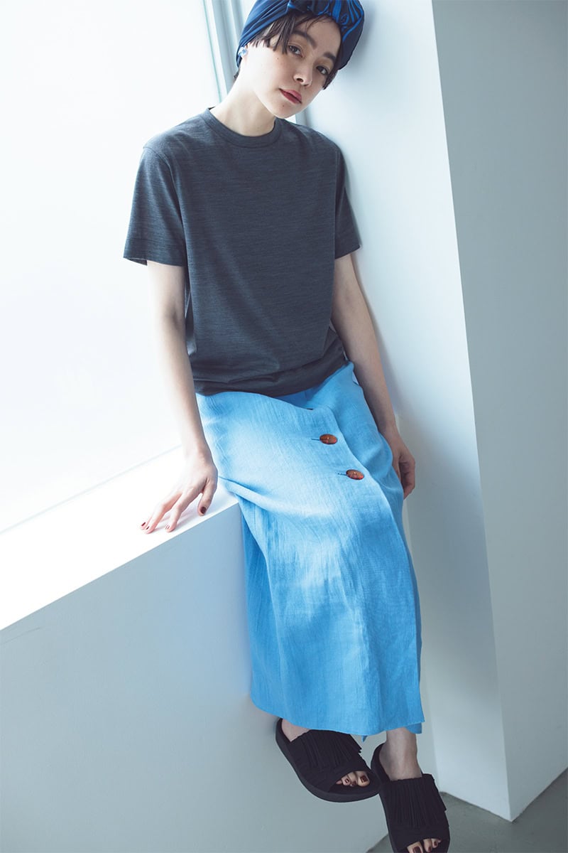 Tシャツのカジュアル感にタイトスカートの縦ラインを効かせると◎