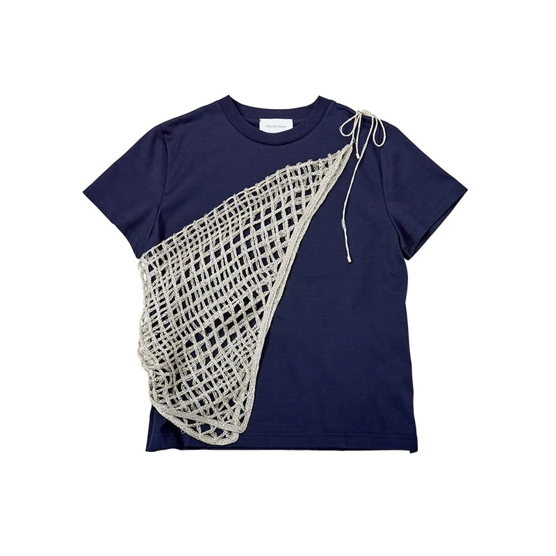 二コラ ジェイソンのネイビーTシャツにフミエタナカのスカーフをアクセサリー感覚で斜めがけ！