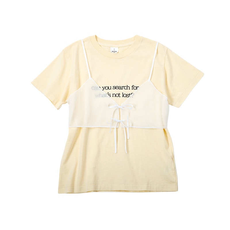 アウトドアプロダクツのロゴTシャツにマーチエイプリルメイのキャミソールを重ねて、フェミニンなニュアンスをひとさじ！