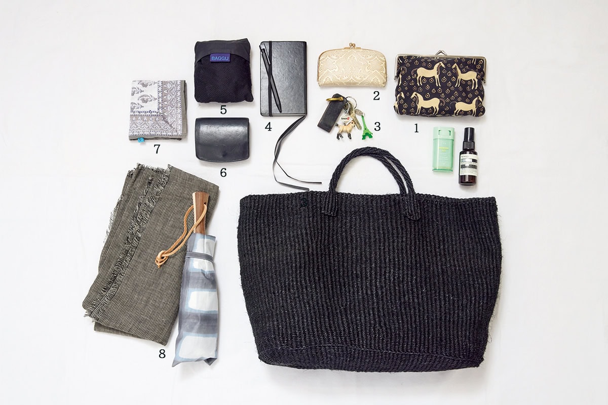 かぐれMDの奥田知子さんのバッグの中身は、丁寧な日常と小さな“好き”が宿る落ち着いたトーンのセレクト!【リンネル9月号】