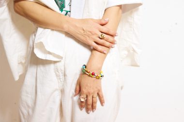 仁田ときこさんは、花楓さんのハンドメイドによるブレスレットとヤガのガラスリングを愛用！