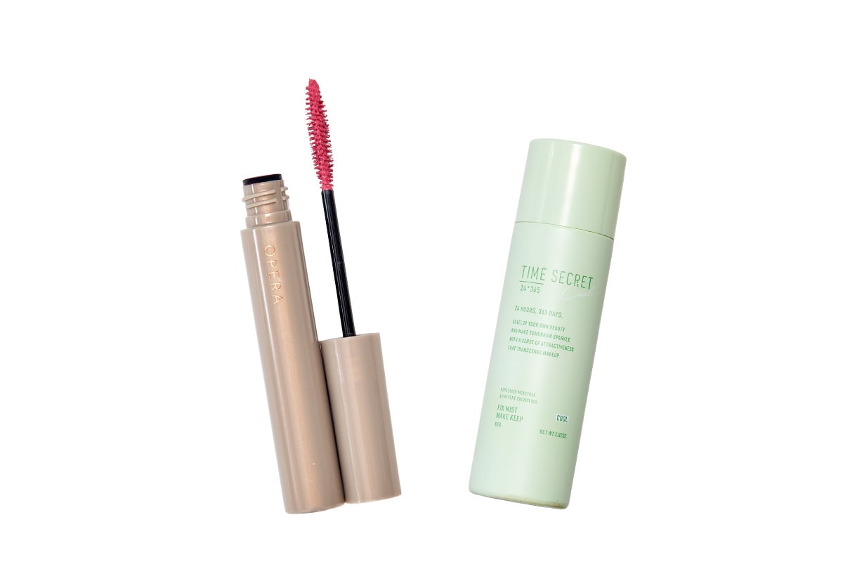 オペラのカラーマスカラで目元にアクセント、タイムシークレットのメイクキープミストで皮脂崩れ防止を。